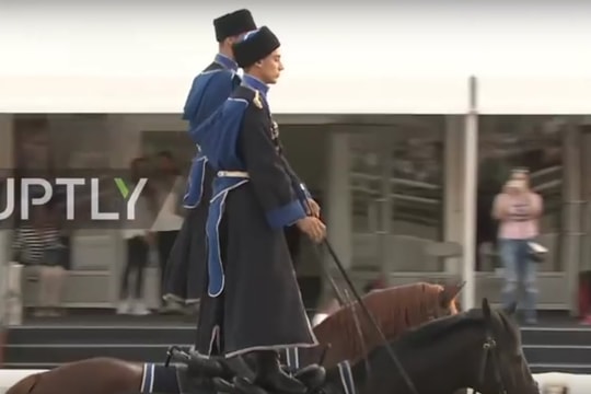 Xem kỵ binh Nga biểu diễn điêu luyện trên lưng ngựa