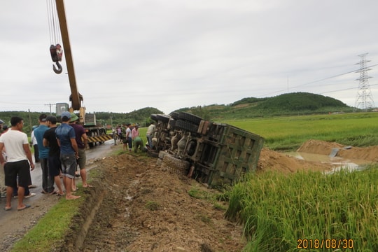 Tránh xe ngược chiều, xe tải chở cát lật nghiêng dưới ruộng