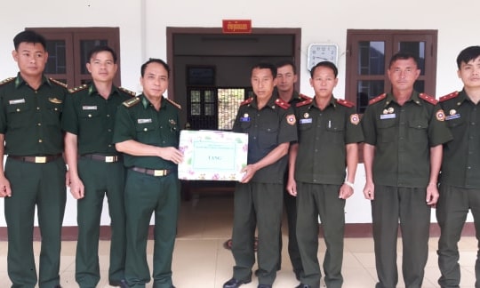  Tặng quà cho Đại đội Biên phòng 221 Xiêng Khoảng