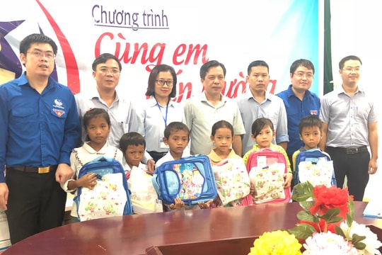 Sở Tài Chính và các đơn vị tặng quà, hỗ trợ cho học sinh trước năm học mới