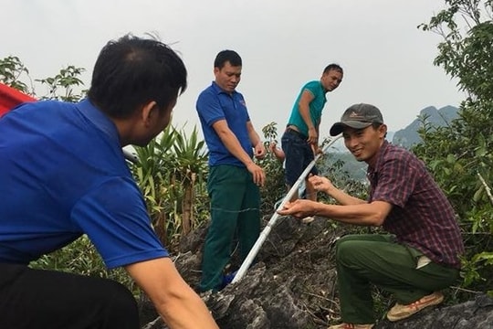 Tuổi trẻ Anh Sơn thượng cờ trên đỉnh núi mừng Quốc khánh