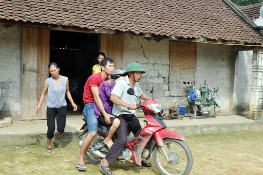 Cụ già 90 tuổi ốm nặng phải lên xe máy chạy lũ