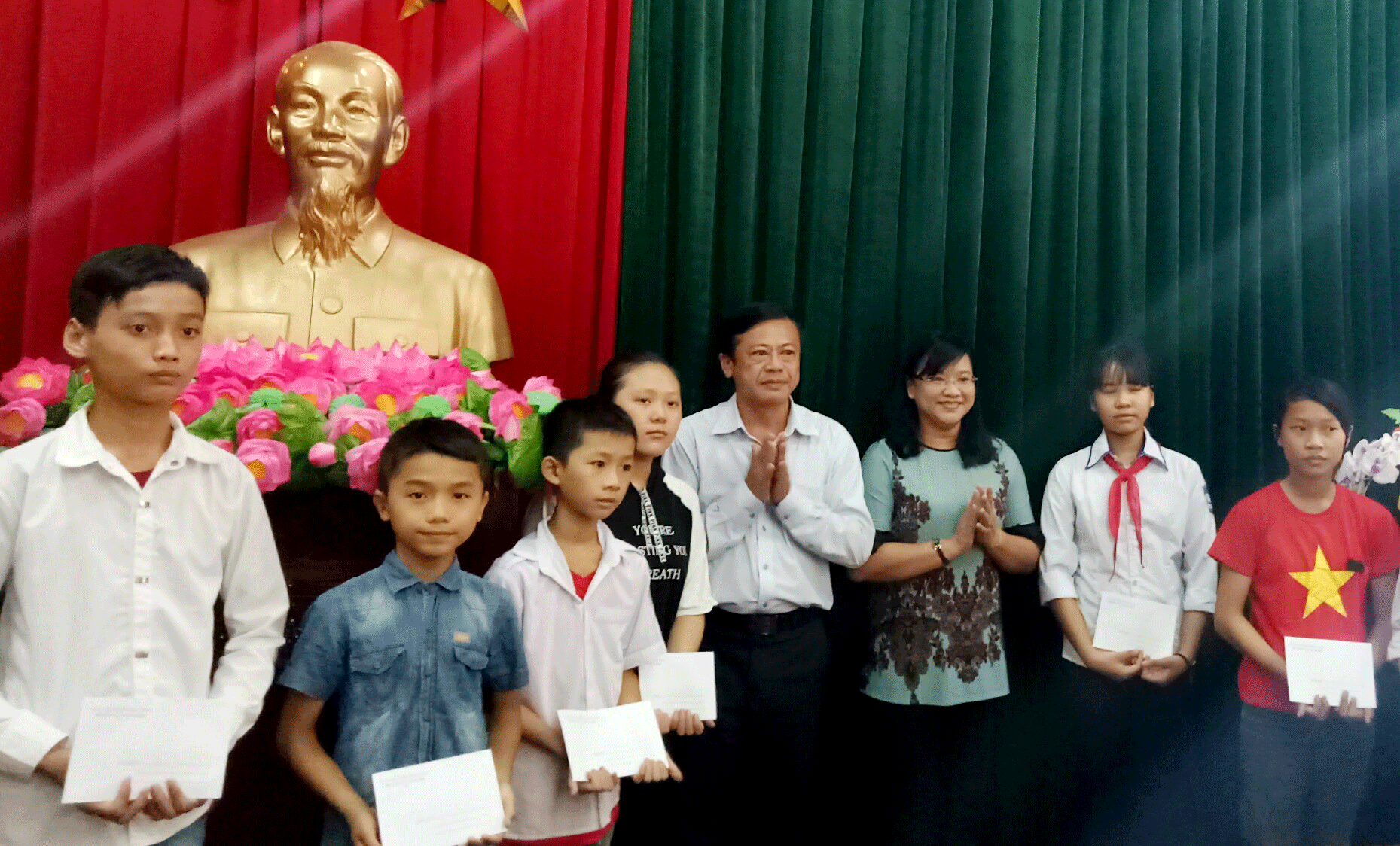 Huyện ủy Cao Lãnh - Đồng Tháp tặng quà học sinh nghèo học giỏi tại Nam Đàn