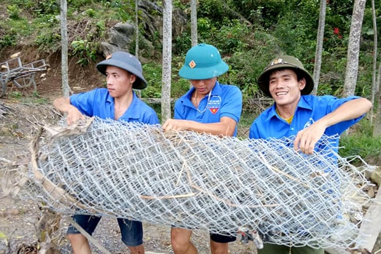 Thanh niên Anh Sơn tích cực giúp dân đối phó với lũ lụt