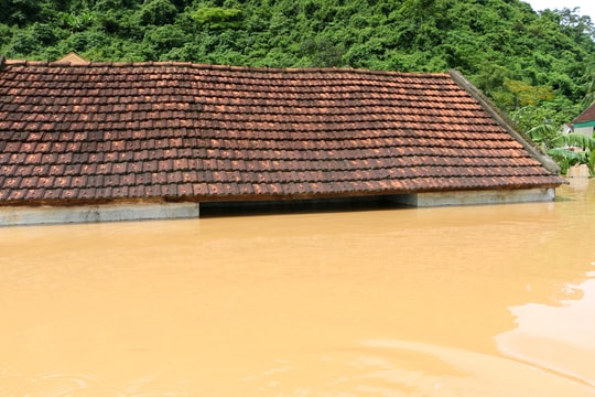 Nghệ An: Lũ ngập đến nóc nhà dân trong ngày nắng