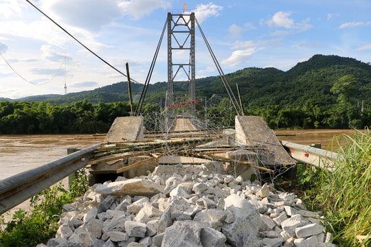 Lũ dâng cao, huyện Con Cuông cấm người dân qua cầu Chôm Lôm