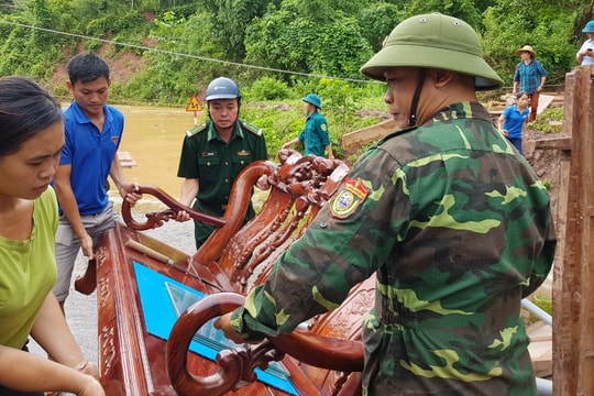 Bộ đội biên phòng xuyên đêm giúp dân di dời tài sản tránh ngập lụt