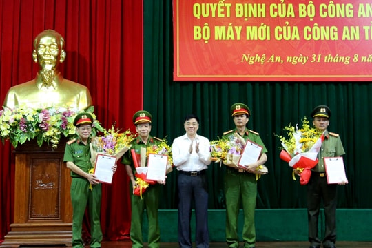 Công bố quyết định về tổ chức bộ máy mới Công an Nghệ An