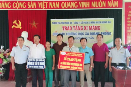 Thanh tra tỉnh trao tặng 50 tấn xi măng cho một số trường học ở Quế Phong
