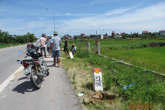 Người phụ nữ gãy 2 hàm răng khi lái xe máy 'hạ' gục hai cột mốc