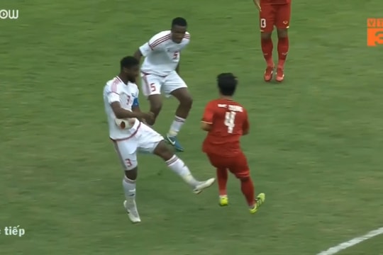 QUAY CHẬM: Hai tình huống cầu thủ UAE chạm tay, trọng tài làm ngơ