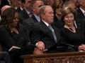 Khoảnh khắc cựu tổng thống Bush chia kẹo cho Michelle Obama trong lễ tang McCain