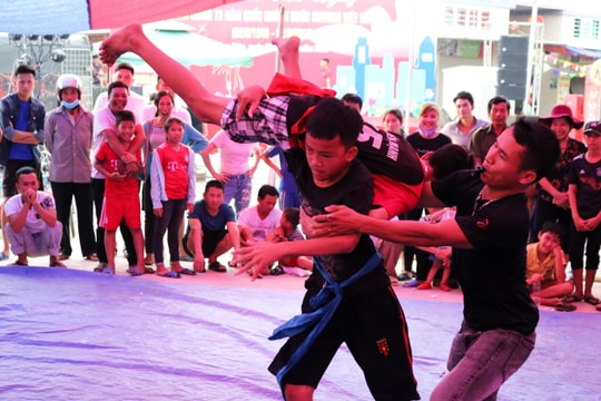 Tưng bừng Hội vật tự do mừng Quốc khánh