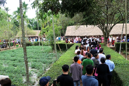 Hàng vạn người dân về thăm quê Bác trong ngày Quốc khánh