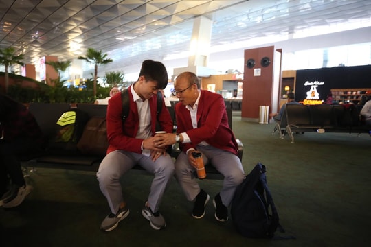 Thầy trò HLV Park Hang-seo lên đường về Việt Nam