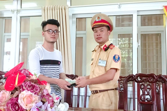 Cảnh sát giao thông trả tài sản cho người bị đánh rơi