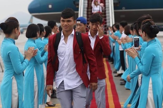 Hàng ngàn người nô nức chào đón tuyển Olympic Việt Nam về nước