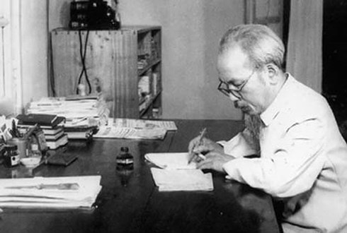 Thưởng thức bài thơ “Bác ơi” ngâm theo giọng Nghệ và hát ví