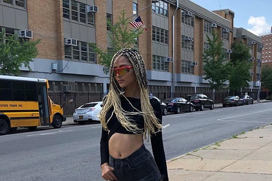 Á hậu Hoàng Thùy gây bất ngờ với style phá cách