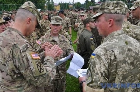 Ukraine tập trận chung với NATO; Tổng thống Philippines xin lỗi vì thóa mạ Obama