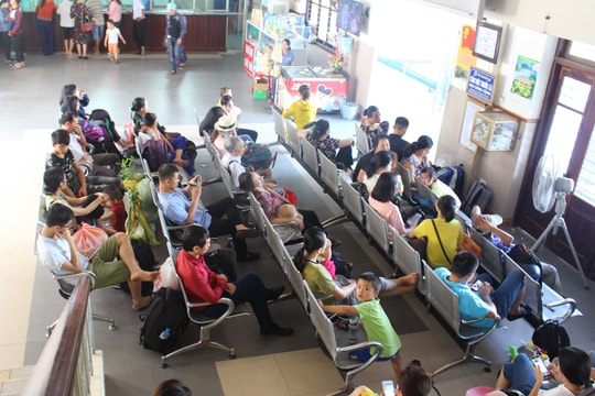 Cháy vé tàu xe trong ngày nghỉ lễ cuối cùng