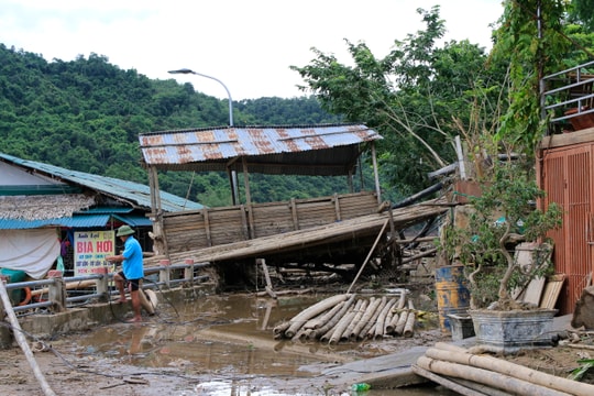 Bờ kè ven sông Lam tan hoang sau lũ
