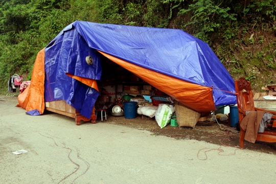 Bùn rác bủa vây sau lũ, nhiều hộ dân tại Tương Dương vẫn đang 'ăn nhờ ở đậu'