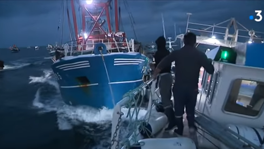 Syria bắt đầu không kích Idlib; Pháp sẵn sàng "cuộc chiến Sò Điệp" với Anh