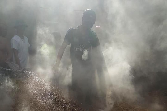 Bé gái nghịch lửa cháy cây rơm, cả làng hốt hoảng 