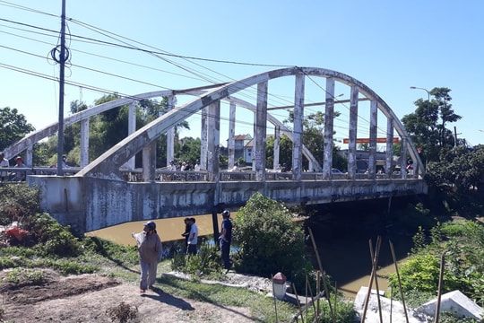 Phát hiện thi thể một người đàn ông trôi dưới chân cầu Cửa Tiền