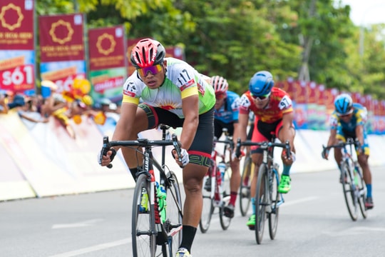 Kịch tính Giải đua xe đạp quốc tế VTV Cup chặng 3 qua Nghệ An