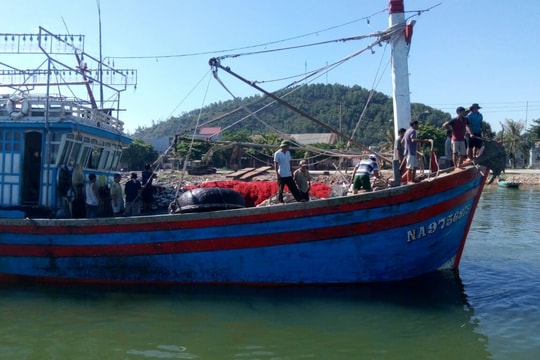 Nghệ An: Cứu hộ thành công tàu cá và 17 thuyền viên trôi dạt trên biển
