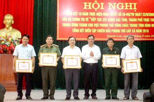 Khen thưởng nhiều tập thể, cá nhân xuất sắc trong xây dựng khu vực phòng thủ ở Quỳnh Lưu 