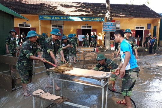 Bộ CHQS tỉnh triển khai lực lượng giúp dân khắc phục hậu quả lũ lụt
