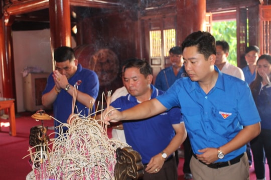 Đoàn thanh niên tỉnh Xiêng Khoảng dâng hương tại Nghĩa trang Liệt sỹ Việt - Lào