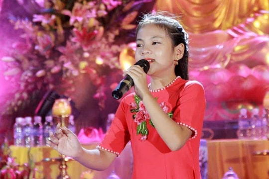 Gặp cô bé thành Vinh học giỏi có giọng hát dân ca ngọt ngào