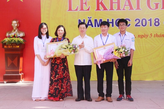 Phó Bí thư Thường trực Tỉnh ủy dự khai giảng tại Trường THPT chuyên Phan Bội Châu