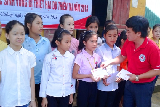 Nhiều món quà đến với học sinh Nghệ An trong ngày khai giảng 