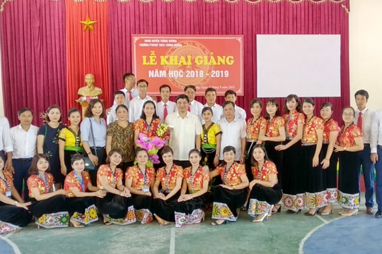 Bí thư Tỉnh ủy thăm trường dân tộc nội trú vùng cao ngày khai giảng