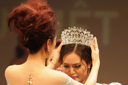 Người đẹp Đồng Nai ngất xỉu khi đăng quang Hoa hậu Việt Nam Thế giới