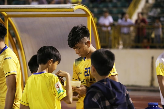 Phan Văn Đức rời sân sớm, buồn bã nhận Huy chương Đồng