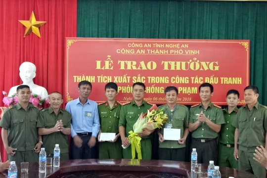 Trao thưởng ban công an xã Nghi Đức (TP Vinh) bắt giữ 2 đối tượng truy nã