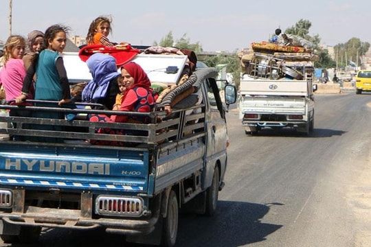 Người Syria nháo nhào tháo chạy trước khi Idlib “vỡ trận“