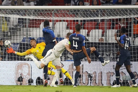 Thủ môn bắt “lên đồng”, Pháp may mắn thoát thua Đức