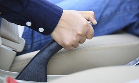 Những sai lầm này của tài xế khiến phanh tay nhanh hỏng