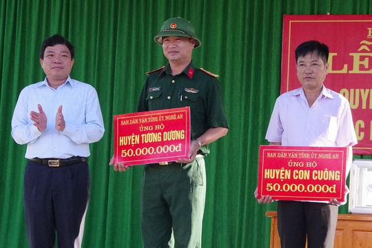 Ban Dân vận Tỉnh ủy tặng quà các hộ dân bị thiệt hại do lũ lụt