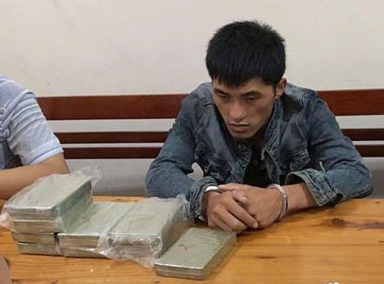 Nghệ An: Bắt đối tượng người Lào vận chuyển 10 bánh heroin, 1kg ma túy đá