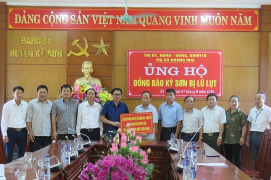 Tặng quà cho các gia đình khó khăn, học sinh nghèo vùng lũ