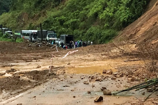 Dốc Chó sạt lở, quốc lộ 7 ở Nghệ An tiếp tục bị chia cắt
