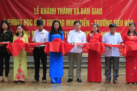 Bàn giao phòng học cho học sinh con em đồng bào Khơ mú